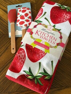 Set 5 Strawberry Microfiber Kitchen Towels and 2 Strawberry Spatulas - NEW